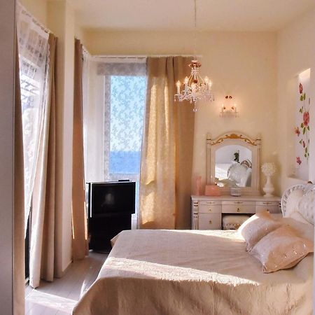 Sea View Beachfront Villa Maria Гувес Екстериор снимка