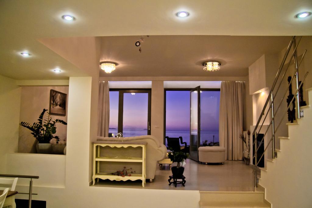 Sea View Beachfront Villa Maria Гувес Екстериор снимка