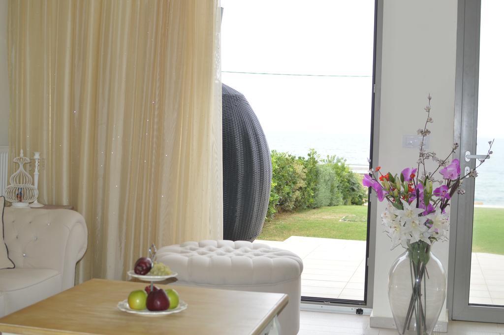 Sea View Beachfront Villa Maria Гувес Екстериор снимка