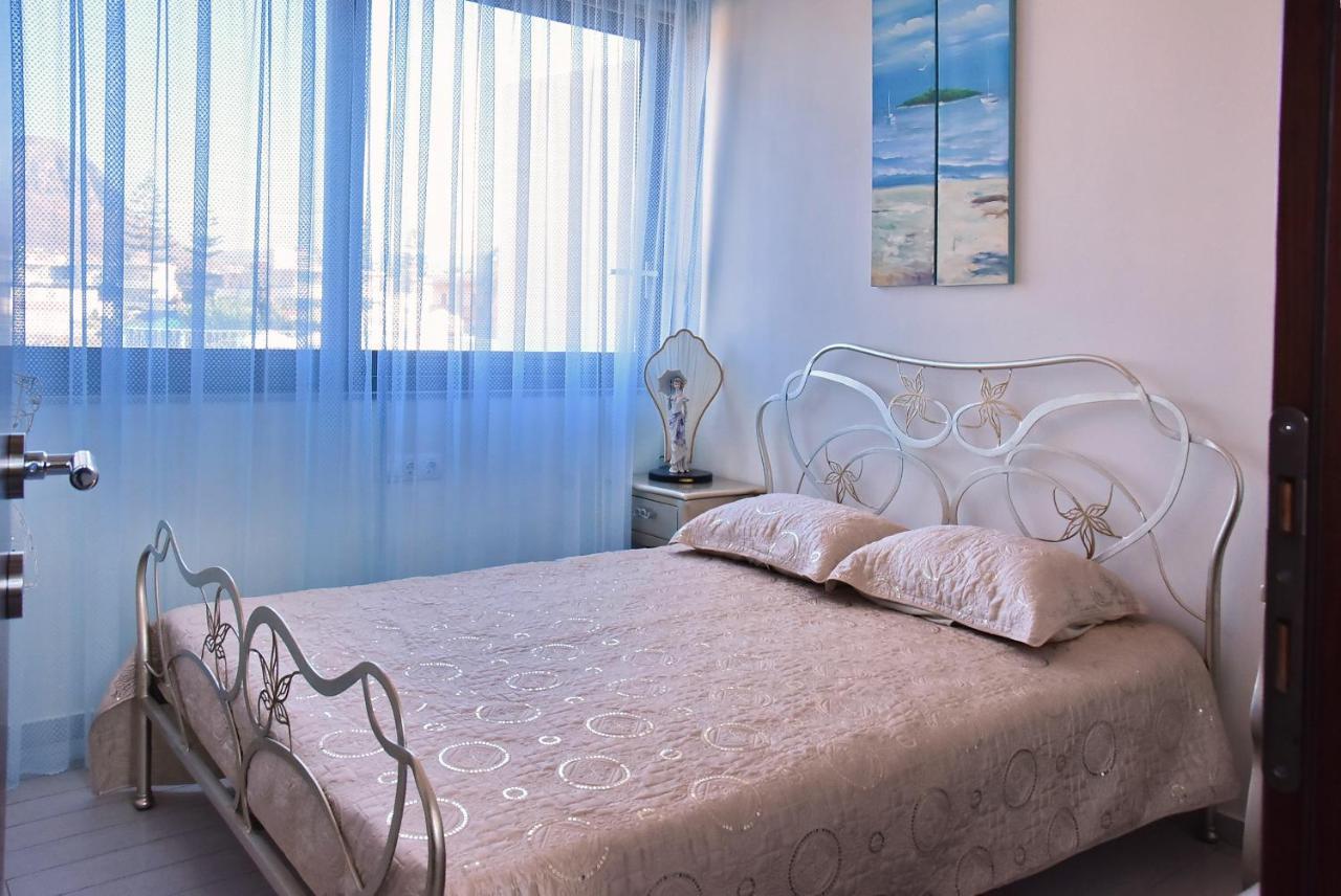 Sea View Beachfront Villa Maria Гувес Екстериор снимка