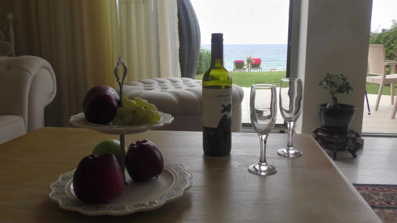 Sea View Beachfront Villa Maria Гувес Екстериор снимка