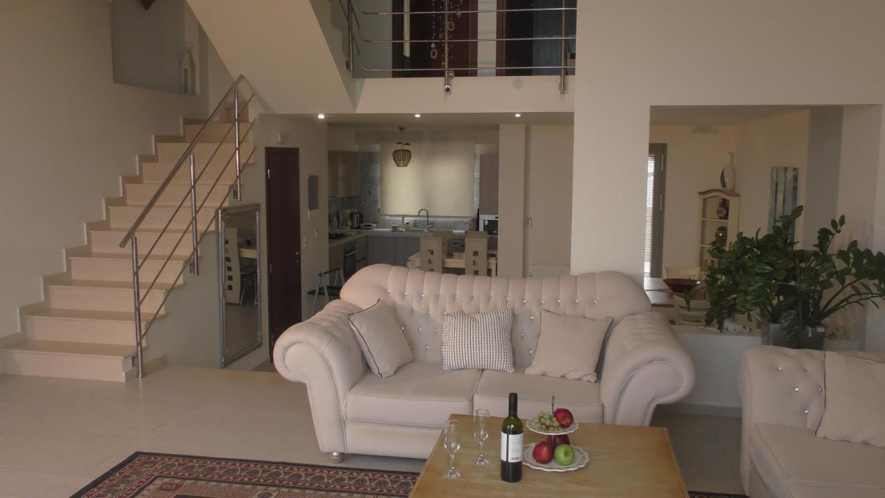 Sea View Beachfront Villa Maria Гувес Екстериор снимка